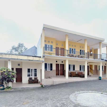 Villa Bukit Bunga Syariah Redpartner Pacet Mojokerto Екстер'єр фото