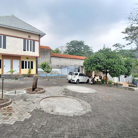 Villa Bukit Bunga Syariah Redpartner Pacet Mojokerto Екстер'єр фото