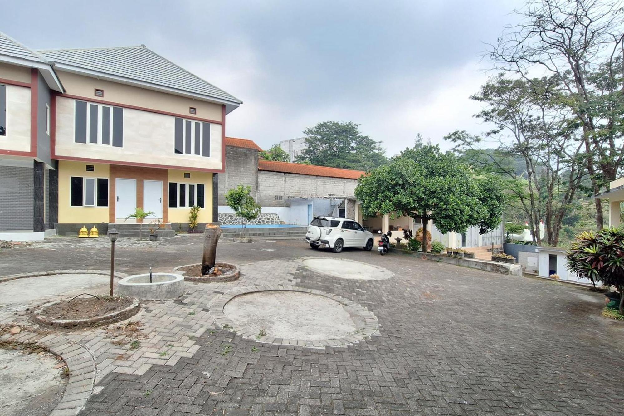 Villa Bukit Bunga Syariah Redpartner Pacet Mojokerto Екстер'єр фото