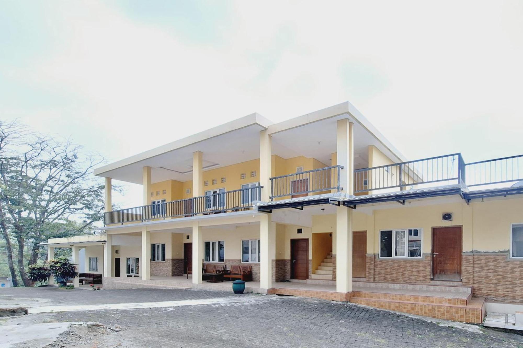 Villa Bukit Bunga Syariah Redpartner Pacet Mojokerto Екстер'єр фото