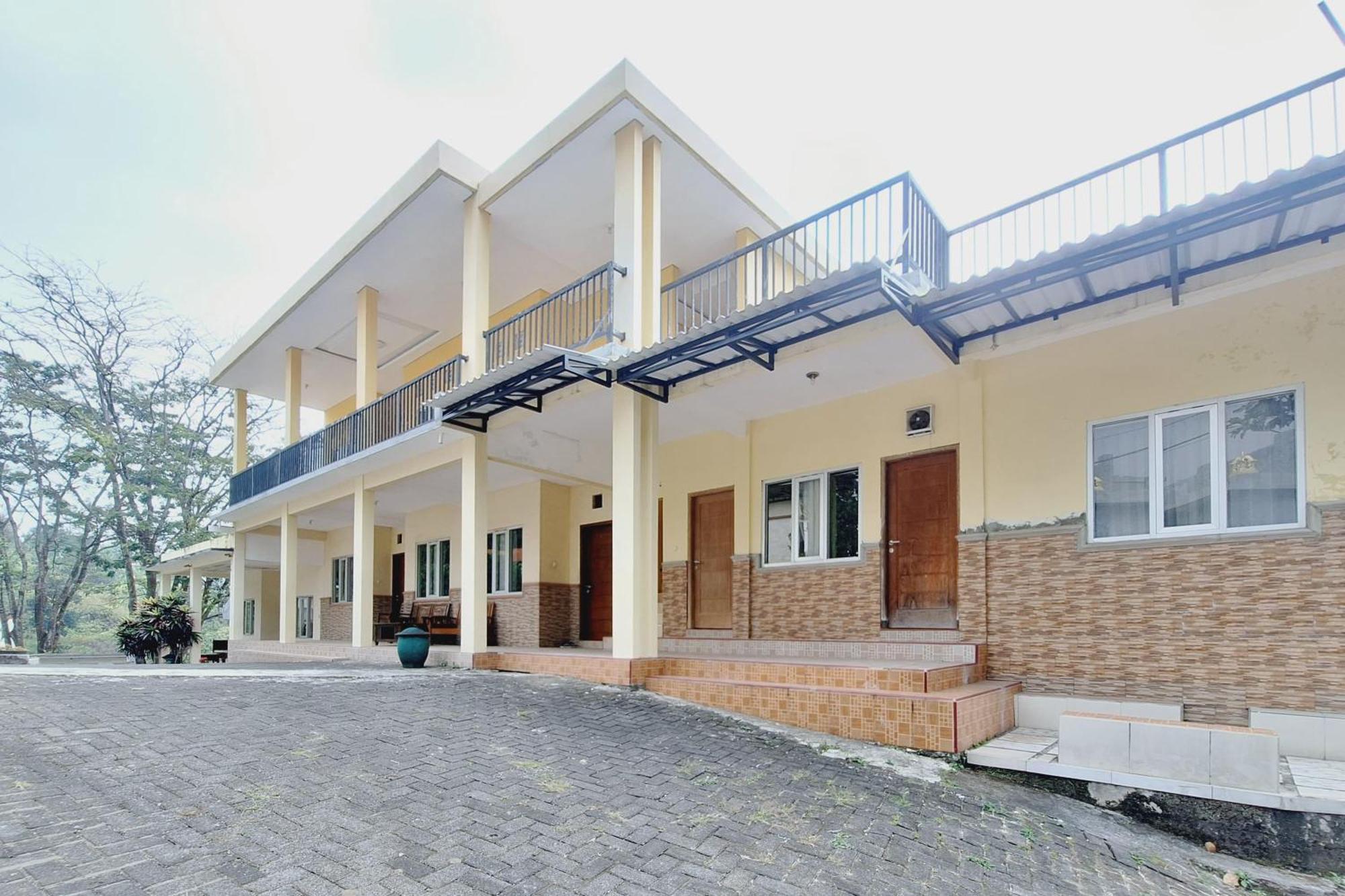 Villa Bukit Bunga Syariah Redpartner Pacet Mojokerto Екстер'єр фото