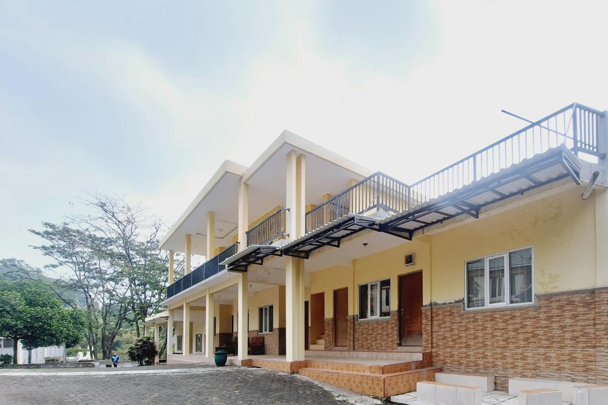 Villa Bukit Bunga Syariah Redpartner Pacet Mojokerto Екстер'єр фото